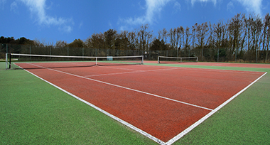 Tennisveld buiten van Fletcher Resort-Hotel Amelander Kaap