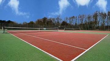 Tennisveld buiten van Fletcher Resort-Hotel Amelander Kaap