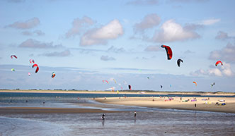 Kitesurfers op het strand van Ameland